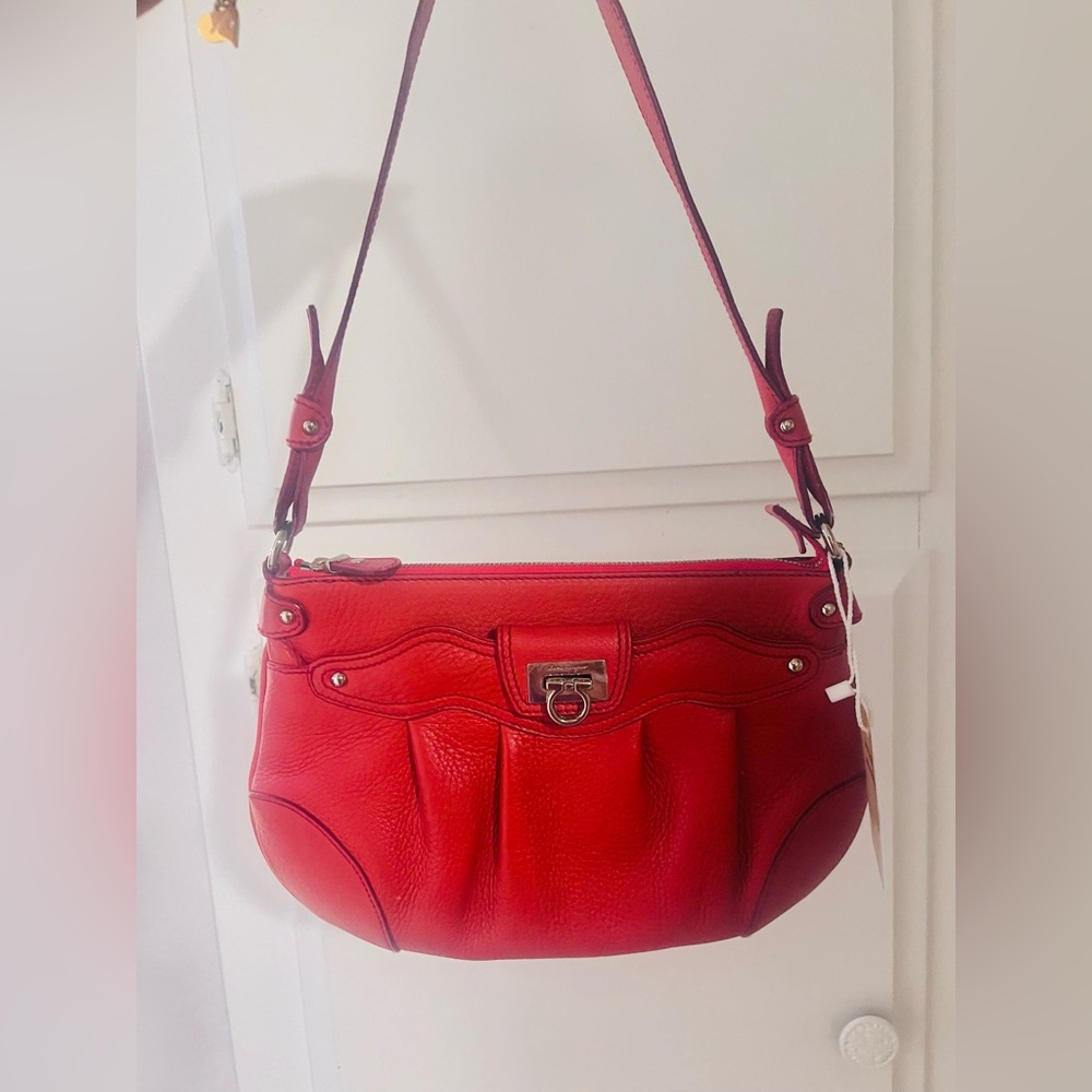 Salvatore Ferragamo shoulder/ mini bag 

Pink interior